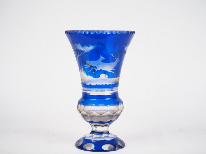 Vase Médicis en cristal de bohème bicolore à décor cynégétique. H. 25,