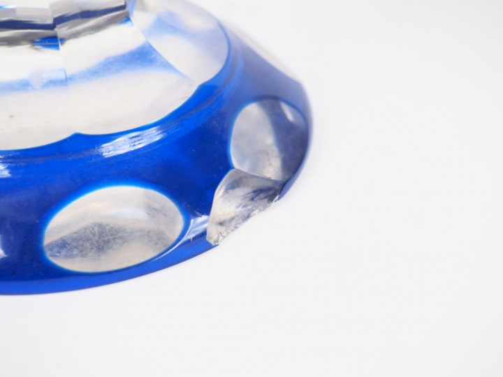 Vase Médicis en cristal de bohème bicolore à décor cynégétique. H. 25,