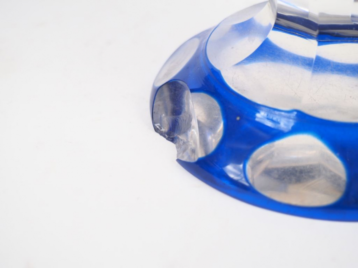 Vase Médicis en cristal de bohème bicolore à décor cynégétique. H. 25,