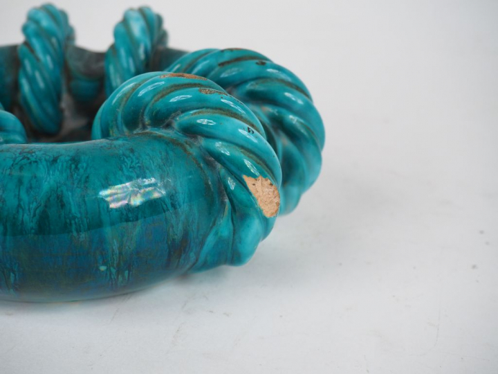 Louis GIRAUD à Vallauris. Cendrier en céramique verte à décor de corda