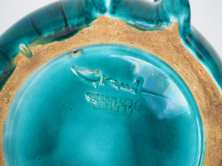 Louis GIRAUD à Vallauris. Cendrier en céramique verte à décor de corda