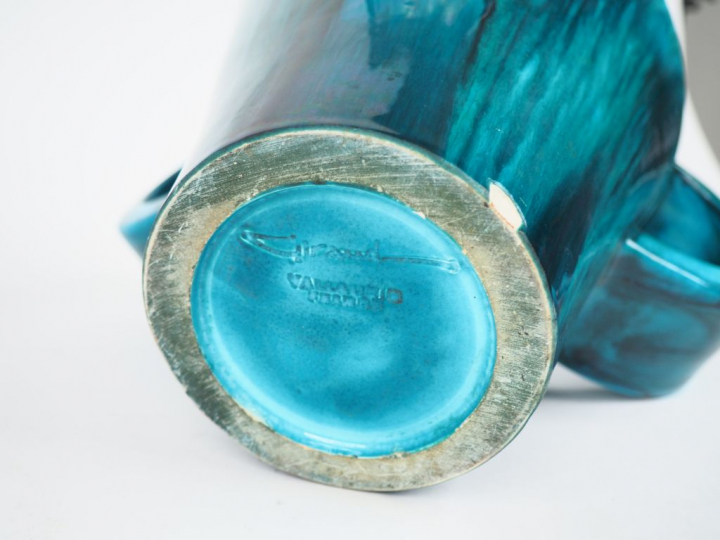 Louis GIRAUD à Vallauris. Vase à anses en céramique verte. H. 21 cm. (