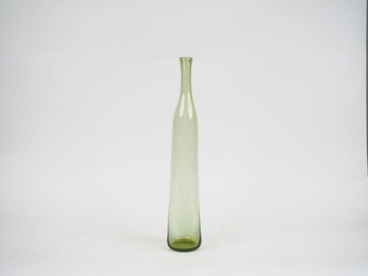 Claude MORIN à Dieulefit. Vase "bouteille folle" en verre soufflé vert