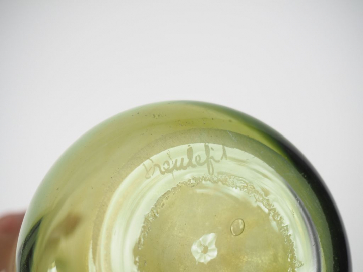 Claude MORIN à Dieulefit. Vase "bouteille folle" en verre soufflé vert