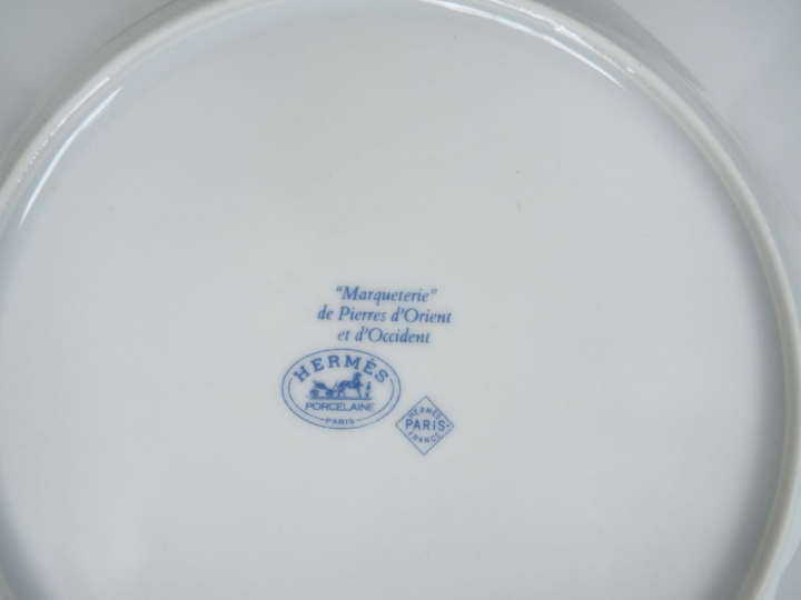 HERMES. 8 assiettes et un ramequin en porcelaine de Limoges modèle "ma