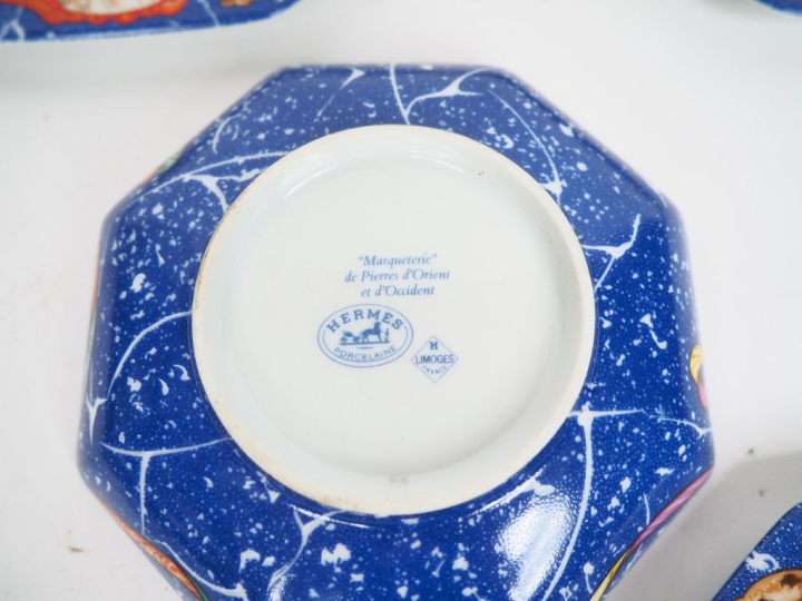 HERMES. 8 assiettes et un ramequin en porcelaine de Limoges modèle "ma