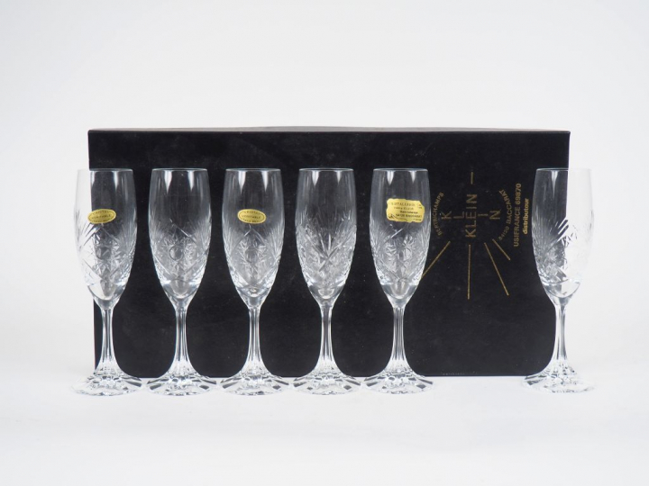 Klein à Baccarat. 6 verres en cristal taillé dans leur coffret. Signés