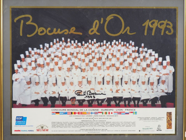 Affiche des Bocuse d'or dédicacée par Paul Bocuse et datée 1993. Dim. 