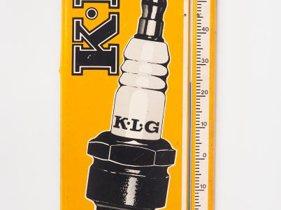 Plaque en tôle émaillée polychrome "K.L.G Bougies" Dim. 97 x 30 cm. (p