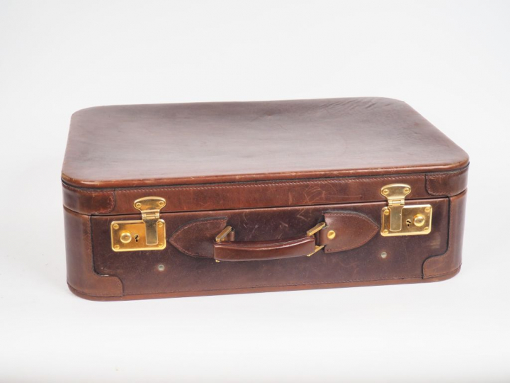 Maison SCHILZ à Paris. Valise en cuir et laiton. Signée. Dim. 41 x 54 