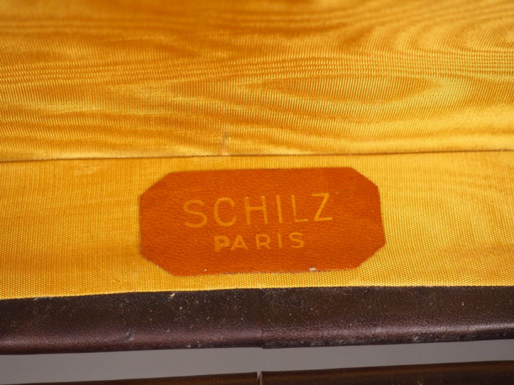 Maison SCHILZ à Paris. Valise en cuir et laiton. Signée. Dim. 41 x 54 