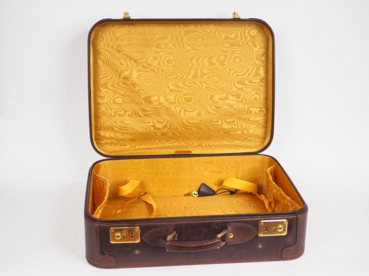 Maison SCHILZ à Paris. Valise en cuir et laiton. Signée. Dim. 41 x 54 