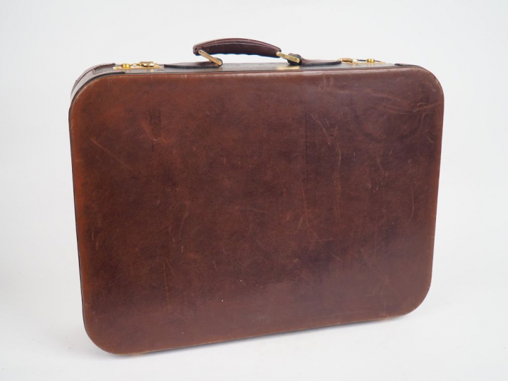 Maison SCHILZ à Paris. Valise en cuir et laiton. Signée. Dim. 41 x 54 