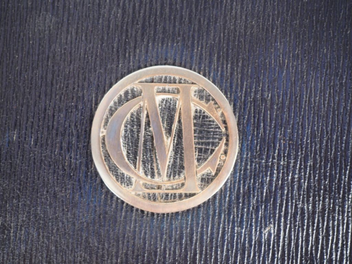 Mallette de voyage en cuir, monogrammée, contenant un nécessaire de to