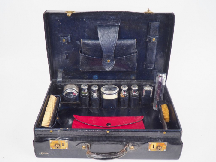 Mallette de voyage en cuir, monogrammée, contenant un nécessaire de to