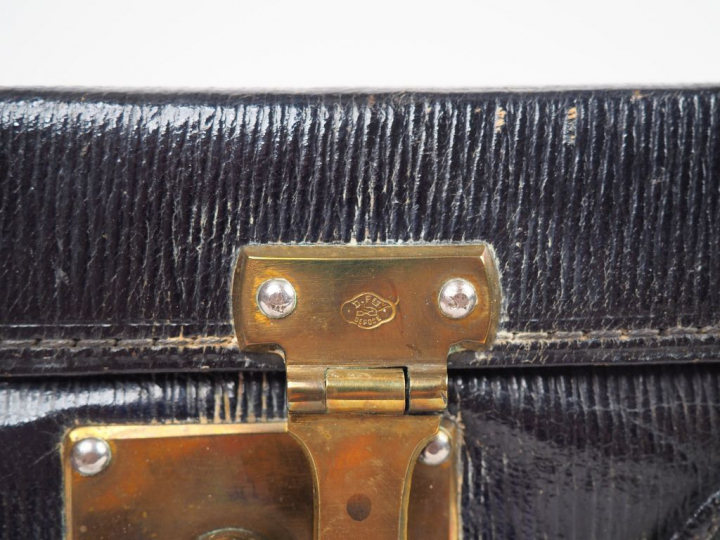 Mallette de voyage en cuir, monogrammée, contenant un nécessaire de to