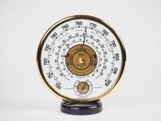 Vente aux enchères JAEGER.  Baromètre en verre et métal. Signé et numéroté 23270. H. 18 c