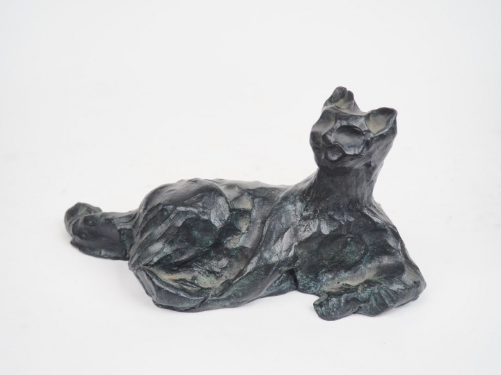 Henri ALBY. "Félin couché". Sujet en bronze à patine noire. Signé. Dim