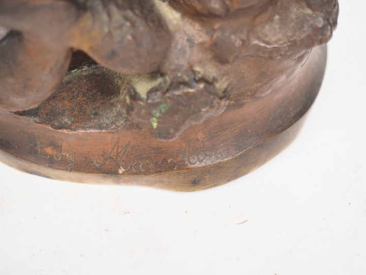 Eugène MARIOTON. "Le lancer". Sculpture en bronze à patine brune et mé