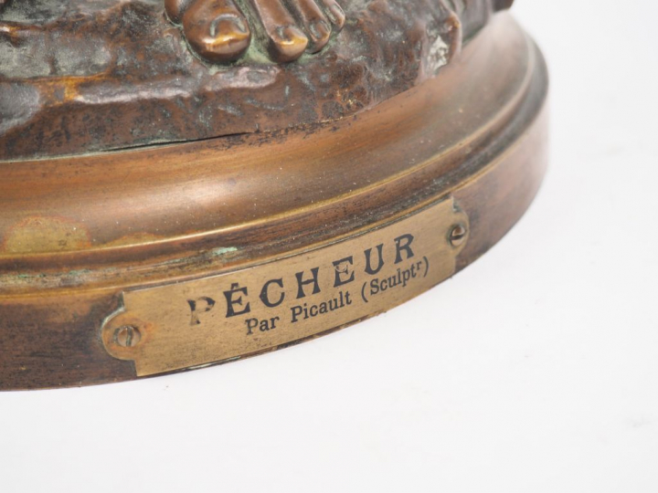 Emile PICAULT. "Pêcheur". Sculpture en bronze à patine médaille. Signé