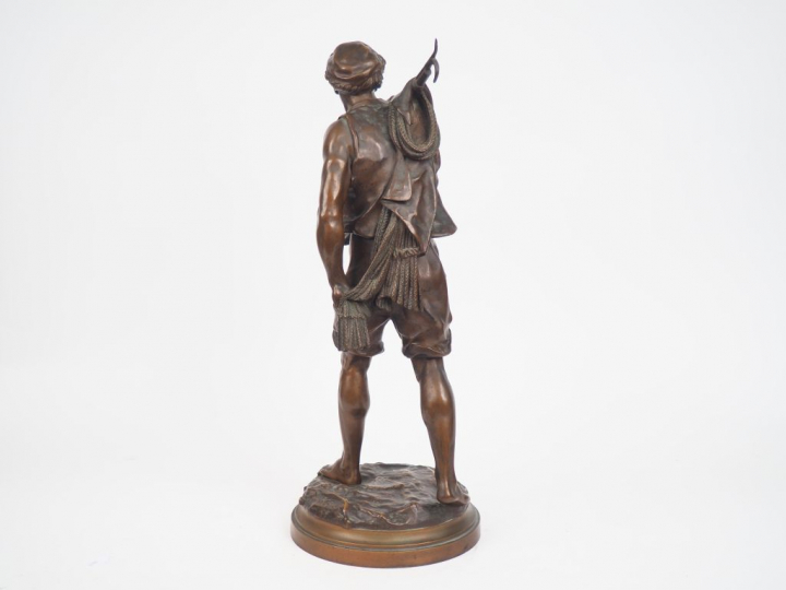 Emile PICAULT. "Pêcheur". Sculpture en bronze à patine médaille. Signé