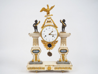 Vente aux enchères Pendule portique Louis XVI en marbre blanc, gris turquin et bronze à d