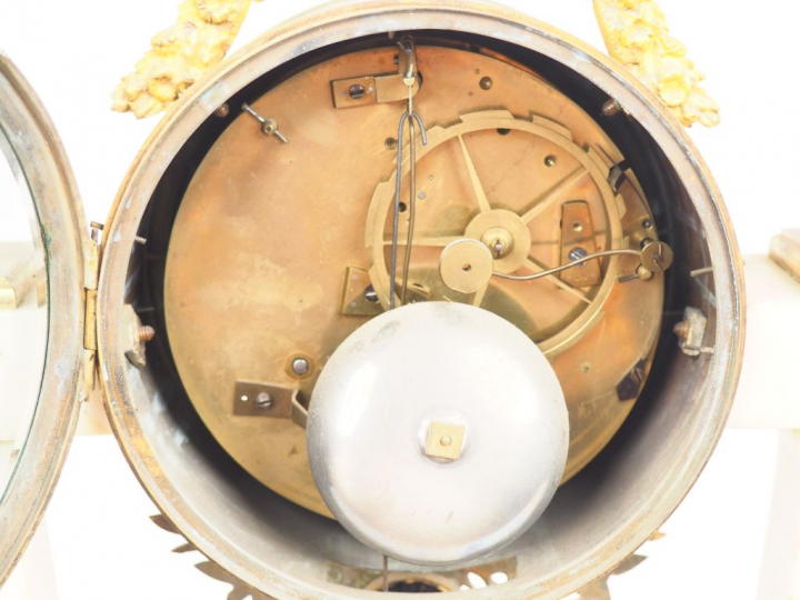 Pendule portique Louis XVI en marbre blanc, gris turquin et bronze à d