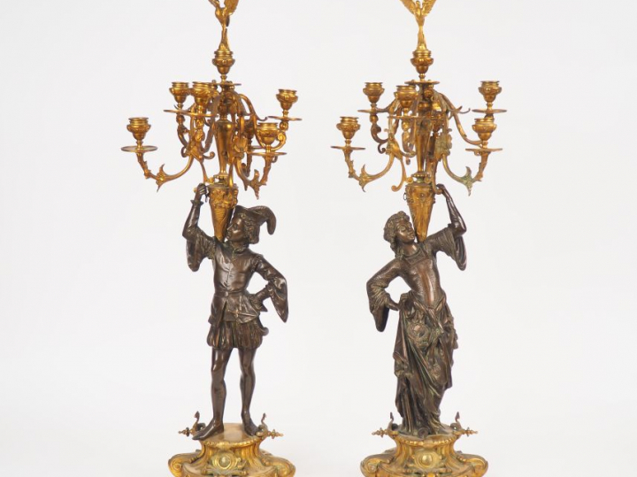 Paire de candélabres Restauration de style troubadour en bronze à pati