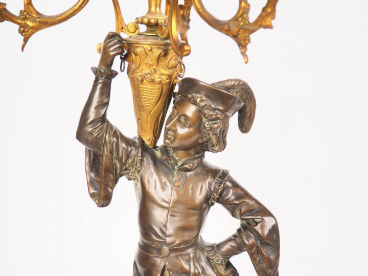 Paire de candélabres Restauration de style troubadour en bronze à pati