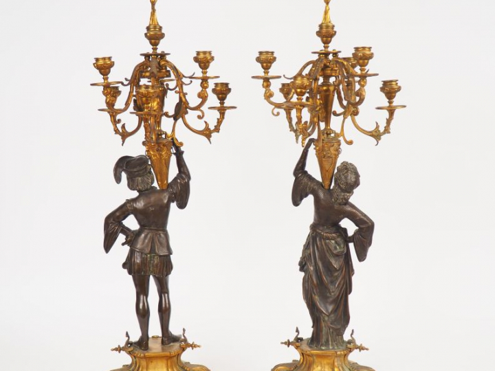 Paire de candélabres Restauration de style troubadour en bronze à pati