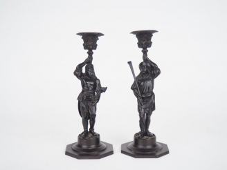 Vente aux enchères Paire de bougeoirs fin XIXème - début XXème en fonte à patine noire fi