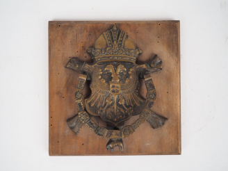 Vente aux enchères Heurtoir de style XVIIème en bronze à décor d'armoiries. Dim. 21 x 18 