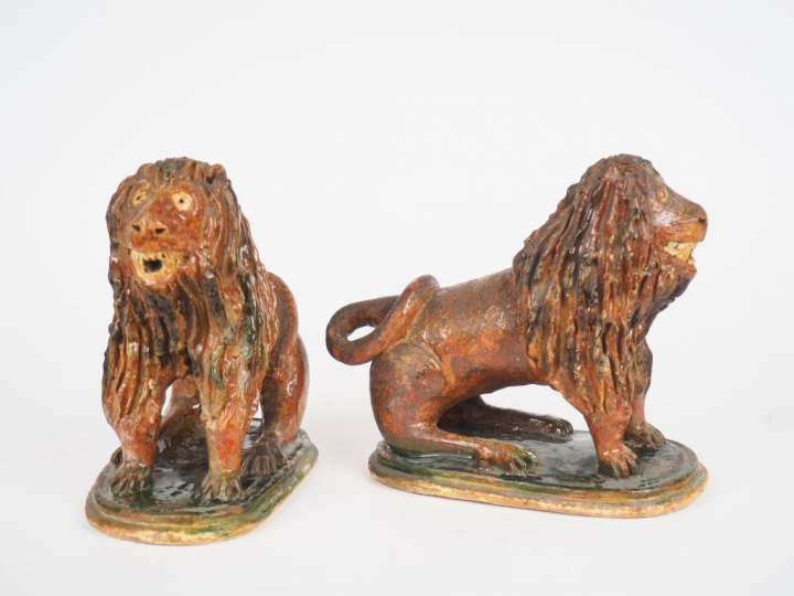 Paire de sujets XIXème en terre vernissée "Lions" (petits sauts d'émai
