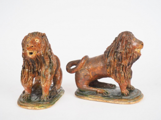 Vente aux enchères Paire de sujets XIXème en terre vernissée "Lions" (petits sauts d'émai