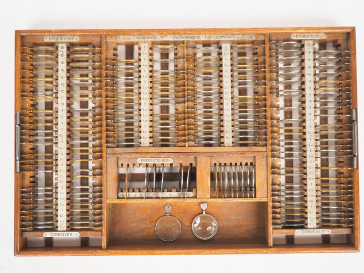 Coffret d'ophtalmologie début XXème composé de  186 "lentilles" (sur 2