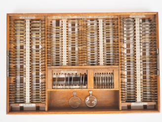 Vente aux enchères Coffret d'ophtalmologie début XXème composé de  186 "lentilles" (sur 2