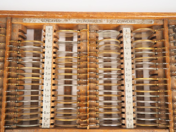Coffret d'ophtalmologie début XXème composé de  186 "lentilles" (sur 2
