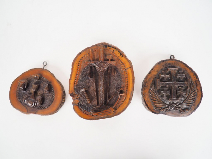 Trois plaques en olivier sculpté. Souvenirs de terre Sainte début XXèm