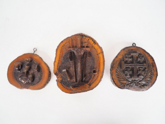 Vente aux enchères Trois plaques en olivier sculpté. Souvenirs de terre Sainte début XXèm