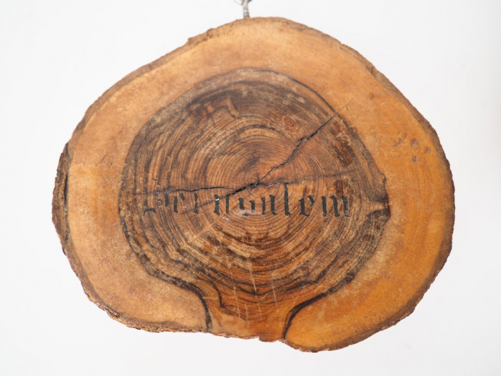 Trois plaques en olivier sculpté. Souvenirs de terre Sainte début XXèm