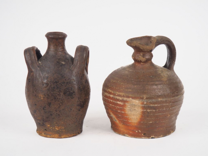 Une chevrette et une jarre en terre cuite. H. 15 cm.