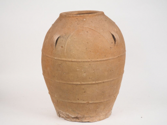 Vente aux enchères Grande jarre en terre cuite. H. 55 cm  (petits accidents).