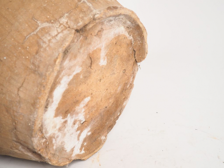 Grande jarre en terre cuite. H. 55 cm  (petits accidents).