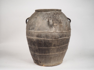 Vente aux enchères Grande jarre en terre cuite à 4 anses. H. 58 cm. (Petits accidents).