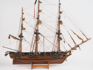 Vente aux enchères Maquette de trois mâts "L'Astrolabe". Dim. 83 x 117 cm.