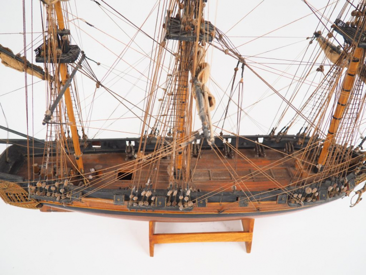 Maquette de trois mâts "L'Astrolabe". Dim. 83 x 117 cm.