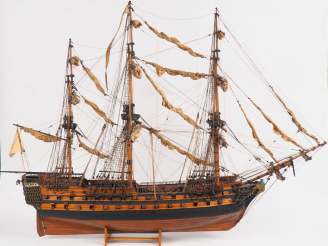 Vente aux enchères Maquette de trois mâts "Le Superbe". Dim. 83 x 117 cm.