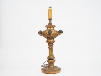 Vente aux enchères Base de pique-cierge XVIIIème en bois sculpté polychrome et doré, à dé