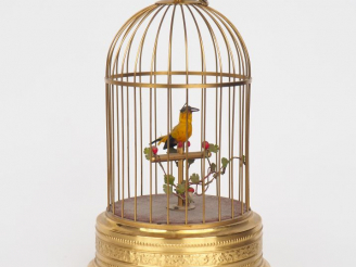 Vente aux enchères AU NAIN BLEU. Automate musical allemand "oiseau chanteur". H. 29 cm. (