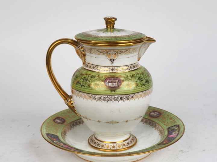 SEVRES. Verseuse et assiette en porcelaine à décor de rinceaux dorés e